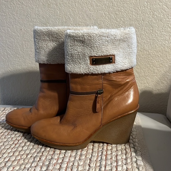 B. Makowsky Boots in Size 9. - Picture 3 of 9